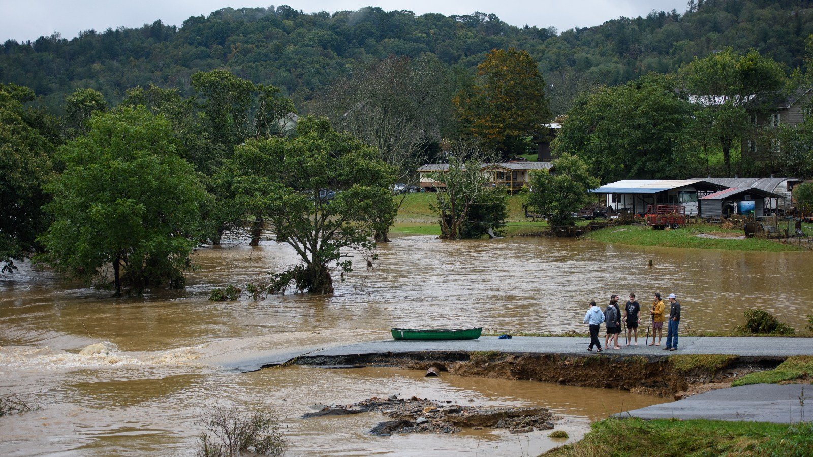 After battering coastal towns, Hurricane Helene causes deadly flooding ...